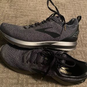 Gray brooks levitate 2 tennis shoes
